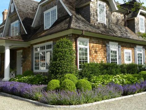 1. #decorhomeideas Layered Landscaping, Coastal Landscaping Ideas, Hamptons Landscaping, Michigan Landscaping, Hedges Landscaping, Full Sun Landscaping, Michigan Cottage, Front Landscape, Coastal Landscaping