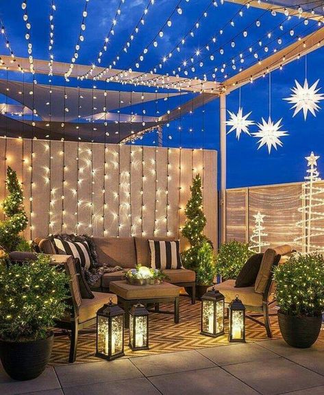 Yard String Lights, Ideas Decoracion Navidad, Outdoor Christmas Diy, Outdoor Lighting Design, Diy Outdoor Lighting, Diy Christmas Lights, Apartment Patio, Outdoor Diy Projects, Garden Fairy