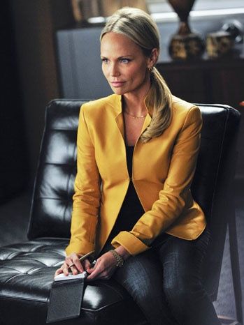 The yellow blazer and jeans looks great on Kristin Chenoweth in The Good Wife. Alicia Florrick, The Good Wife, Unique Party Ideas, Kristin Chenoweth, Yellow Blazer, Family Weekend, Paparazzi Photos, Good Wife, Tony Awards