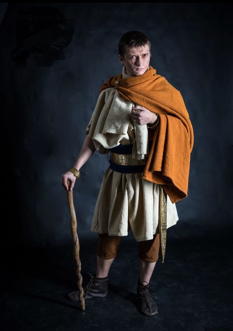 Ancient Roman Clothing Men, Roman Clothes Ancient, Roman Britain Clothing, Roman Robes Men, Gladiator Colosseum, Roman Men Clothing Ancient Rome, Ancient Roman Clothing, Roman Clothes, Roman Legion