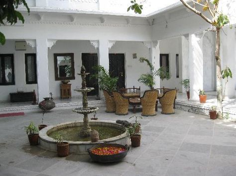 Punjabi Haveli House, Old Village House Design Indian, Rajasthani House, Haveli Interior, Old Indian Houses, Haveli Design Houses, Rajasthan House, Lutyens Delhi, Haveli Design