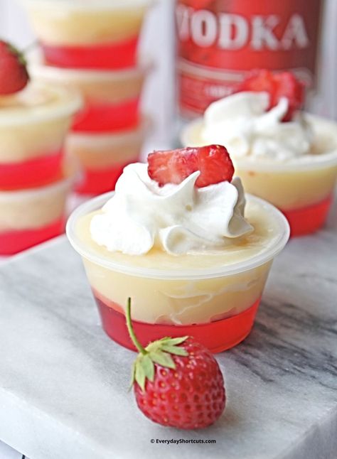 Vodka Pudding Shots Recipes, Cheesecake Pudding Shots, Strawberry Cheesecake Pudding, Cheesecake Jello, Dessert In A Cup, Pudding Shot Recipes, Peach Jello, Easy Strawberry Cheesecake, Strawberry Pudding