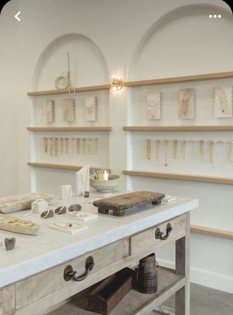 Jewelry Retail Store Design, Jewelry Boutique Interior Store Design, Jewelry Shop Display Aesthetic, Jewelry Retail Space, Jewelry Boutique Ideas, Small Jewelry Store Design, Jewelry Interior Design Shop, Home Jewelry Display, Jewelry Concept Store