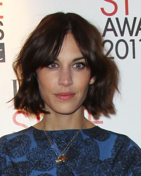 Bangs Middle Part, Alexa Chung Hair, Bob Hairstyles With Bangs, Wavy Bob Hairstyles, Hair Bangs, Girl Haircuts, Long Bob Hairstyles, Trendy Haircuts, Middle Part