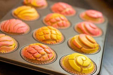 Cute Easy Baking Recipes, Pan Dulce Cupcakes, Conchas Cupcakes, Mexican Cupcakes Ideas, Concha Cupcakes Recipe, Concha Cookies, Concha Cupcakes, Concha Recipe, Mexican Breads