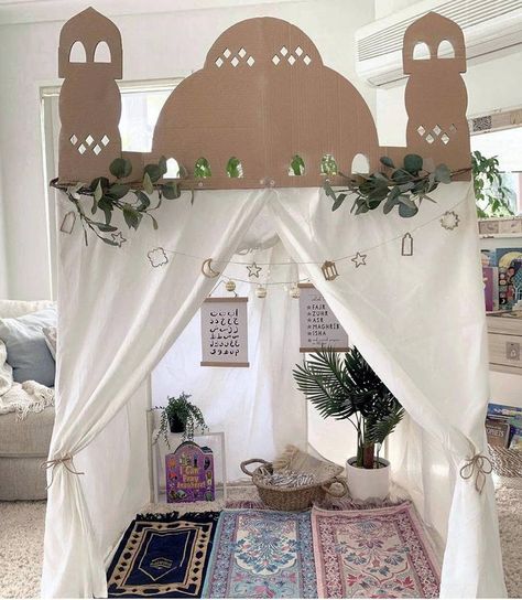 Muslim Prayer Room Ideas, Decoraciones Ramadan, Prayer Room Ideas, Ramadan Kids, Prayer Corner, Ramadan Activities, Ramadan Decoration, Eid Party, Ramadan Crafts