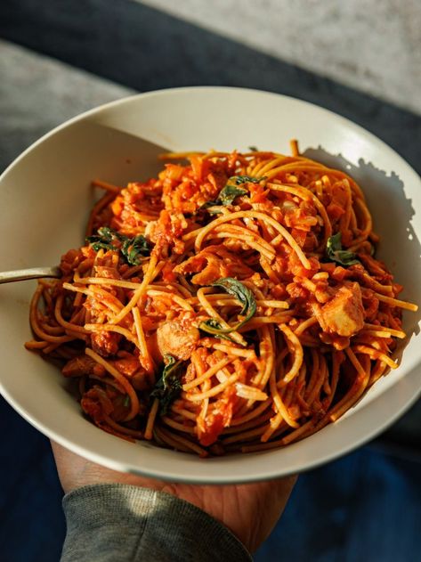 Spag bol is a household staple. We've made a delicous meaty (although completely plant-based) version with jackfruit and lentils! Spag Bol Recipe, Plant Based Cooking, Pasta Bake Easy, Cooking Lifestyle, Vegan Spaghetti, Jackfruit Recipes, Whole Wheat Spaghetti, Plant Based Vegan, Plant Based Dinner