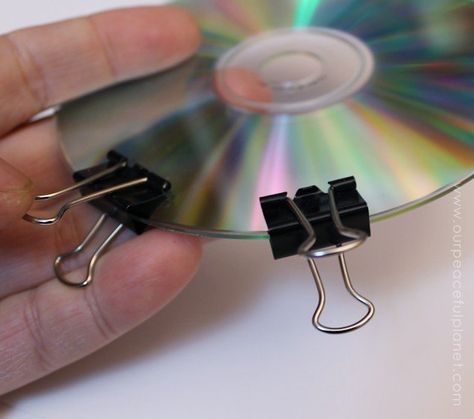 She clips two binder clips to an old CD. When she flips it over? I LOVE this idea! Cd Recycling, Cd Diy, Old Cd, Old Cds, Cd Crafts, Wine Bottle Diy Crafts, Wine Bottle Diy, Upcycle Projects, Upcycled Crafts