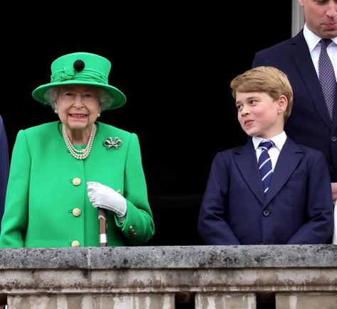 I'm a lip reader - here's what the overjoyed Queen said to Prince George during her surprise Jubilee balcony appearance British Monarchy History, Prince George Photos, Royal Monarchy, Queen And Prince Phillip, Princess Katherine, Royal Uk, Queen Alexandra, Hm The Queen, Royal Family News