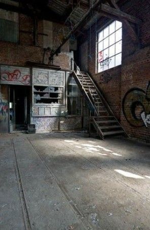 Haircut Selfie, Photo Hijab, Warehouse Living, Warehouse Loft, Abandoned Warehouse, Warehouse Home, Cute Hairstyle, Industrial Living, Industrial Space