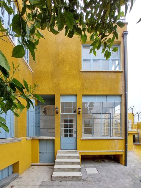 Colourful Facade Architecture, Yellow Building Aesthetic, Yellow Glass Window, Yellow Architecture, Colorful Facade, House Siding, Design Exterior, Space Architecture, Architecture Exterior