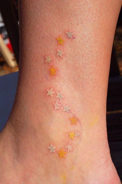 . Star Trail Tattoo, Snowflakes Tattoo, Trail Tattoo, Yellow Tattoo, Geniale Tattoos, Wrist Tattoo, Pattern Tattoo, Ankle Tattoo, Star Tattoos