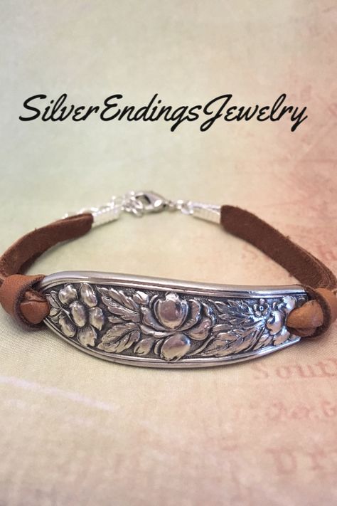 Silverware Jewelry Bracelets, Spoon Necklace Diy, Old Silverware Ideas Diy Projects, Old Silverware, Vintage Spoon Jewelry, Vintage Silverware Jewelry, Spoon Jewelry Diy, Flatware Crafts, Silver Spoon Bracelet