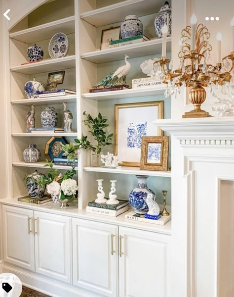 Styled Bookshelf, Blue And White Living Room, Built In Shelves Living Room, Shelf Decor Living Room, Decorating Bookshelves, Bookcase Styling, Bookcase Decor, Dog Days Of Summer, Beach Vintage