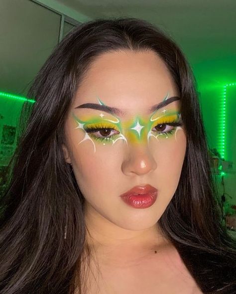 Rave Makeup Neon, Neon Green Aesthetic Clothes, Green White Makeup, Neon Graphic Liner, Neon Makeup Looks, Neon Green Makeup, Green Graphic Liner, Carnaval Makeup, Liner Ideas