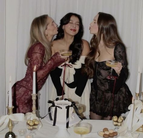 Feminine Birthday Aesthetic, Classy Birthday Aesthetic, Birthday Pics Ideas With Friends, Vintage Birthday Ideas, Old Money Birthday Party, Aesthetic Bday Pics, 22 Bday, Estilo Blair Waldorf, Happy Birthday Decor