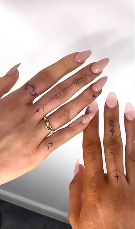 Tattoo Manos Mujer, Small Finger Tattoos, Finger Tattoo For Women, Finger Tats, Hand And Finger Tattoos, Hand Tats, Fine Line Tattoo, Red Ink Tattoos, Hand Tattoos For Women