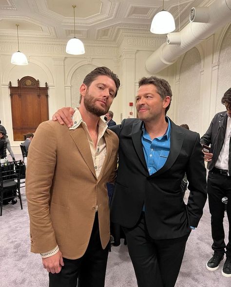 Photo of Jensen and Misha at CW Upfronts 2022 Jesen Ackles, Alexander Calvert, Supernatural Actors, Boy Walking, Jensen And Misha, Supernatural Destiel, Supernatural Cast, Misha Collins, Sam Winchester