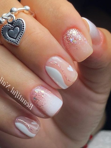 short white and gold nails with tiny hearts Nail Round, Heart Nail Designs, Nails Yellow, Heart Nail, Work Nails, Shellac Nails, Short Acrylic Nails Designs, Dipped Nails, Girls Nails