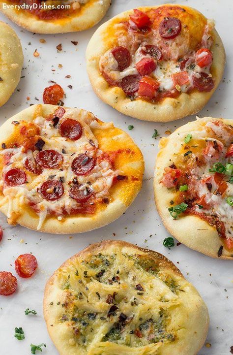 Mini Pizza Appetizers Kids Party Finger Foods, Mini Pizza Appetizers, Indian Appetizer Recipes, Bacon Recipes Appetizers, Mini Pizza Recipes, Pizza Appetizers, Small Pizza, Bacon Appetizers, Party Food Buffet