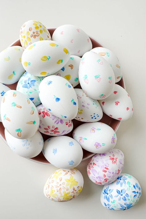 DIY Dainty Painted Easter Eggs – Easy Easter Dollar Store Craft! | Lynn Mumbing Mejia Eggs Painting Ideas, Easter Eggs Aesthetic, Easter Eggs Painting, Eggs Aesthetic, Painted Easter Eggs, Easter Craft Projects, Easter Crafts For Adults, Easter Lunch, Easter Egg Art