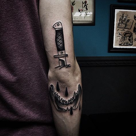 Knife Tattoo Ideas For Men, Nifes Tatoos, Knife Through Skin Tattoo, Mens Elbow Tattoo, Tattoo Ideas For Men Forearm, Dark Tattoos For Men, Tech Tattoo, Blade Tattoo, Knife Tattoo