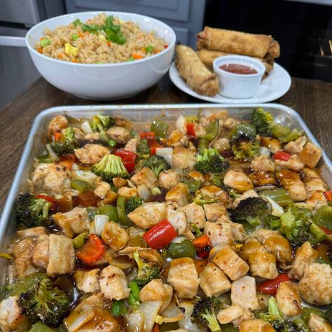 This Orange Chicken Sheet Pan Meal is an easy dinner recipe or perfect lunch prep! One Pan meals are the best for easy clean up. Midwest Recipes, Crockpot Shredded Beef, Cooking In The Midwest, Chicken Sheet Pan, Bbq Chicken Sandwich, Chicken Receipes, Casserole Easy, Pan Dinners, Easy Dinner Recipe