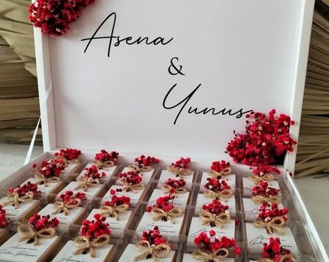 Personalized Chocolate Thank You Gifts in Glass Boxengagement - Etsy UK Engagement Chocolate, Chocolate Card, Chocolate Wedding Favors, Chocolate Wedding, Cute Thank You Cards, Wedding Chocolate, Engagement Favors, Chocolate Favors, Chocolate Bar Wrappers