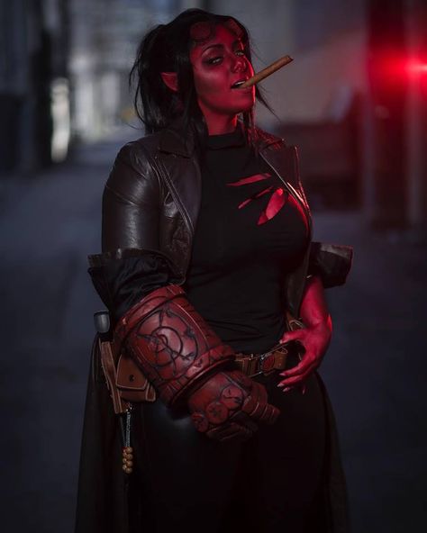 Hellboy Costume, Hellboy Cosplay, Gender Bend Cosplay, Villain Costumes, Hell Girl, Pretty Halloween Costumes, Jessica Nigri, Larp Costume, Boy Halloween Costumes