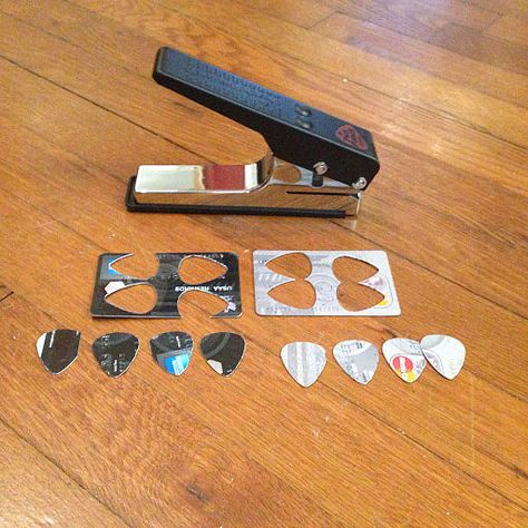 How To Make A Guitar Pick, Things To Do With Cds, Crafts With Cans, Guitar Picks Crafts, Guitar Pick Art, Cd Recycle, Gitar Vintage, Cool Guitar Picks, Old Cd Crafts