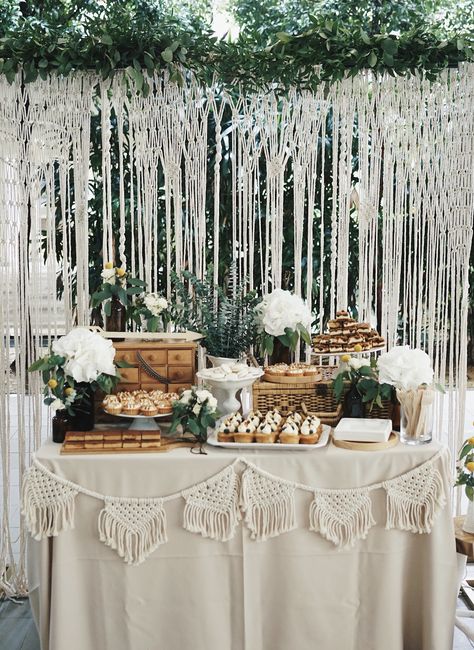 Boho Wedding Cupcakes, Winter Dessert Table, Wedding Buffet Table Decor, Candy Bar Comunion, Wedding Shower Cupcakes, Wedding Buffet Table, Catering For Weddings, Dessert Catering, Shower Hostess Gifts