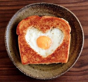 Romantic Breakfast, Eggs In A Basket, Healthy Valentines, V For Vendetta, Valentines Day Food, Valentine's Day Recipes, God Mat, Valentines Day Treats, Valentines Food