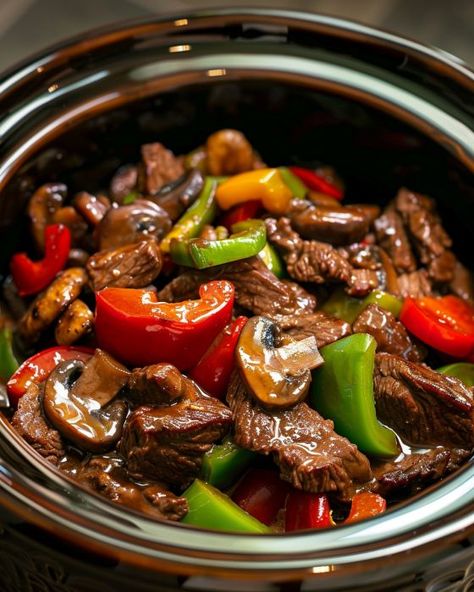 Delicious! We gobbled this one up so fast! Peper Steak, Beef And Peppers, Crockpot Pepper Steak, Round Steak Recipes, Crockpot Stuffed Peppers, Pepper Steak Recipe, Slow Cooker Stuffed Peppers, Crockpot Recipes Beef, Beef Tips