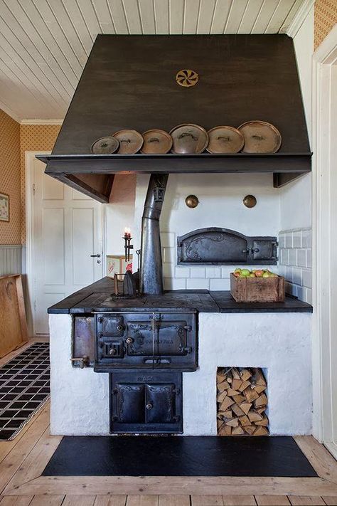 Koti Diy, Old Stove, Wood Stove Cooking, Wood Stove Fireplace, Vintage Stoves, Wood Burning Stoves, Tanah Liat, Cob House, Kitchen Stove