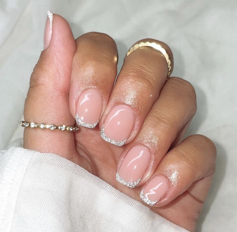 Natural Festive Nails, French Nails Sparkle Tips, Nude Festive Nails, Biab Nails Inspiration Christmas, French Nail Designs Christmas, Christmas Glitter Tip Nails, Minimalist Christmas Nails Short, Natural Nails With Glitter Tips, Festive Nails Square