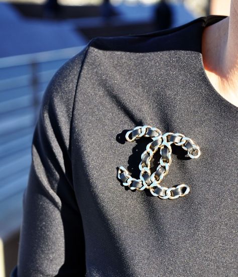 chanel-brosche-leder Brooch Outfits, Kary Dasty, Chanel Brooch, Style Inspiration Winter, Hair Jewelry, Fascinator, Fashion Illustration, Brooches, That Look