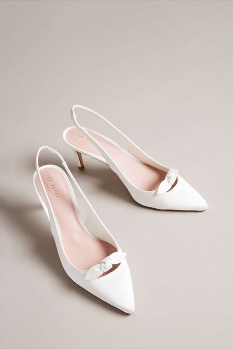 The dreamiest wedding shoes Simple Wedding Shoes, Best Wedding Shoes, Comfortable Wedding Shoes, Elegant Wedding Shoes, Satin Wedding Shoes, Fun Wedding Shoes, Simple Bride, Trendy Flats, Wedding Shoes Comfortable