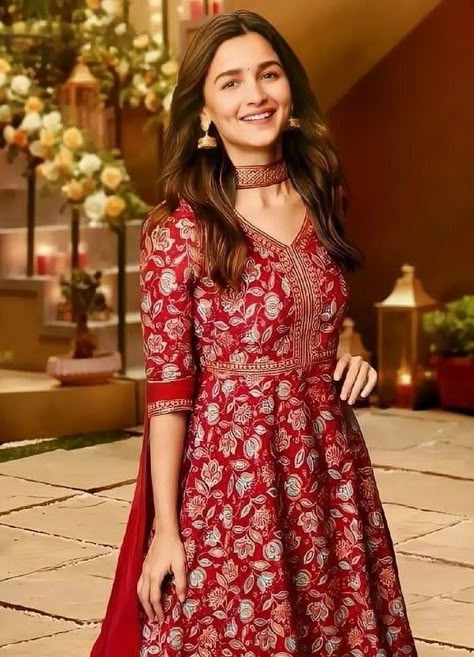 Actress In Anarkali Suits, Alia Bhatt Anarkali Suits, Alia Bhatt Kurti Outfit, Aliya Bhatt Dresses, Alia Bhatt Dresses, Kurthi Design, Bday Fits, Stylish Kurtis Design, Dresses Traditional