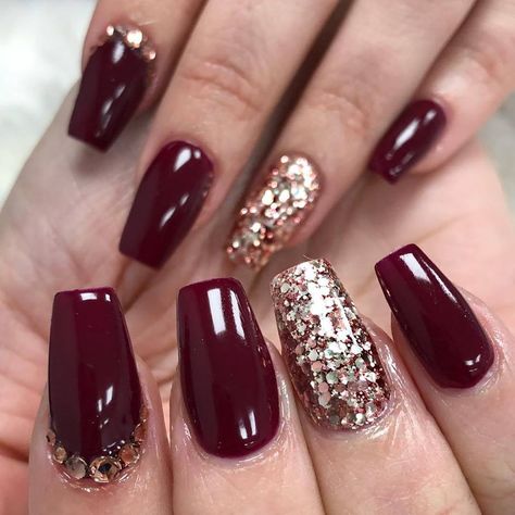 Maroon And Rose Gold Nails, Gold And Maroon Nails, Maroon Nails, Rose Gold Nails, Rose Gold Glitter, Cool Nail Art, Fall Nails, Gold Nails, Makeup Nails