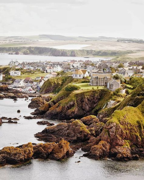 🏴󠁧󠁢󠁳󠁣󠁴󠁿 are proud to present our Scotland loves of the day! •••••••••••••••••••••••••••••••••••••••••••••• 🏅ARTIST @hannah_goes_exploring… Tired Tired Sea, Hollow Coves, Scotland Bucket List, Scotland Aesthetic, Air Nature, Bamburgh Castle, Parts Of The Earth, Scotland Forever, Lighthouse Keeper