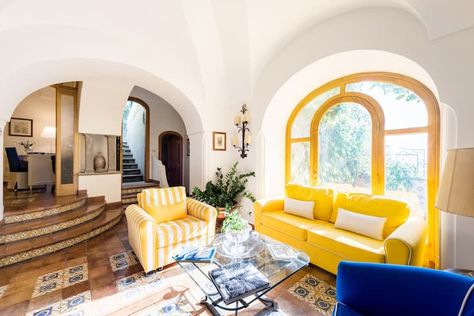 Pamina - Villas for Rent in Positano, Naples, Italy - Airbnb Bech House, Villas In Italy, Lit King Size, Luxury Amenities, Naples Italy, Arched Windows, Mediterranean Style, Positano, Naples