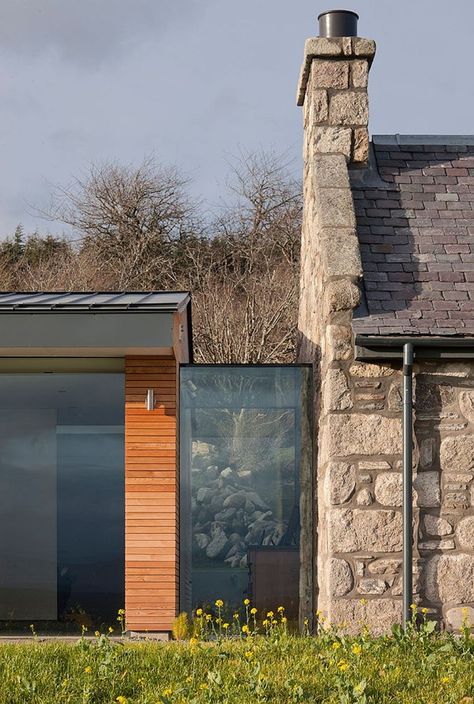 Glass and timber modern structure meets lovely cottage in stone Chalet Extension, Scottish Cottages, Cottage Extension, Stone Building, Scottish Homes, Glass Extension, Irish Cottage, Cottage Renovation, Farm Buildings