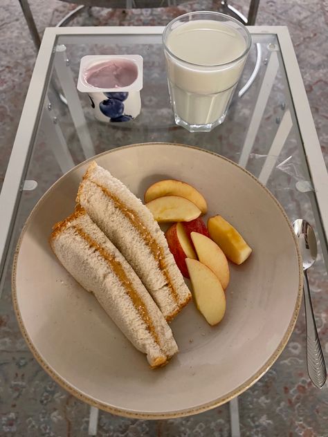 Peanut Butter Sandwich Aesthetic, Apple Slices With Peanut Butter, Sandwich Aesthetic, Blueberry Yogurt, Butter Sandwich, Food Issues, Peanut Butter Sandwich, Healthy Food Dishes, Makanan Diet