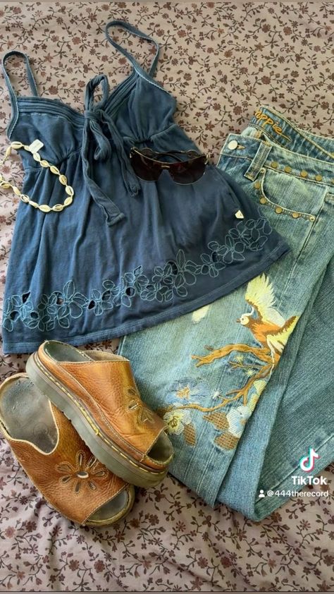 Flare Patchwork Jeans, Hippy Fashion Aesthetic, Styling Babydoll Top, Outfit To Go Thrifting, Outfit Ideas Urban Outfitters, Cute Spring Outfits Colorful, Babydoll Dress With Jeans, Vintage Clogs Outfit, Cute Flats Outfit