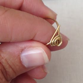 Swirled wire wrap ring with dangles - easy DIY wire jewelry making instructions Minimalist Jewlery, Jewelry Making Instructions, Wire Wrap Ring, Wire Jewelry Rings, Bead Dangles, Wire Wrap Jewelry Designs, Wire Jewelry Making, Swirl Ring, Easy Diy Jewelry