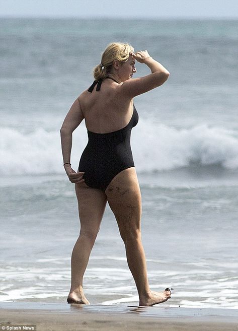 I've always loved how Kate Winslet is not a skinny twig. Rather, she is slightly curvy, has thighs, wears a one piece, and advocates for not photoshopping. Black Swimming Costume, Kate Winslate, City Museum, Rachel Weisz, English Actresses, Swimming Costume, Meryl Streep, Short Hair With Bangs, Kate Winslet