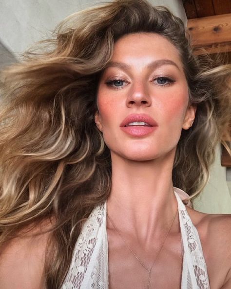 @hungvanngo Gisele Bundchen Hair, Gisele Bundchen Style, Hung Vanngo, Gisele Caroline Bündchen, Gisele B, Models 90s, Gisele Bündchen, Gisele Bundchen, Hair Envy