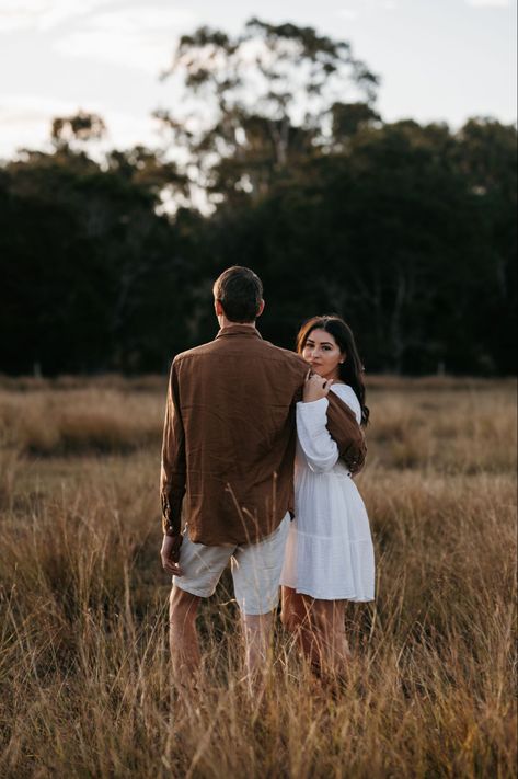 Couple Running In Field, Grassy Field Photoshoot Couple, Engagement Photos Wheat Field, Canola Field Photoshoot Couple, Couples Sunrise Photoshoot, Earthy Couples Photography, Wheat Field Couple Photography, Couples Sunset Photoshoot, Hipster Photoshoot