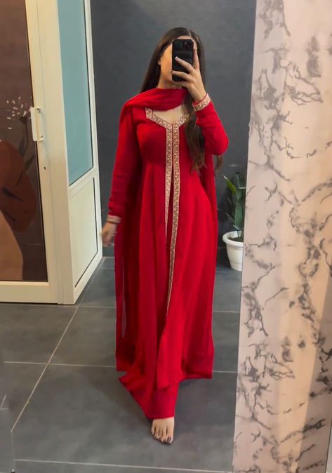 Gorget Suit Design Latest, Karwa Chauth Outfit Ideas, Red Suits For Women Indian, Pakistani Red Suit, Red Suit Design, Lace Suit Design, Suit Outfits For Women, Red Pakistani Suit, Georgette Suits