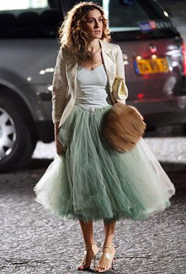 Carrie Bradshaw, the woman who wore a tutu before everybody thought it was cool Sukienki Maksi, Carrie Bradshaw Outfits, Carrie Bradshaw Style, Tulle Skirts Outfit, Weekend Mode, Tule Rok, Gonna In Tulle, Casual Attire For Women, Skirt Tulle